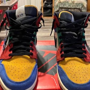 Air Jordan 1 MID SE FRLS NA gently used. Good condition. Size 10.5